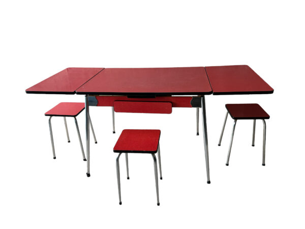 Table en formica rouge et tabourets