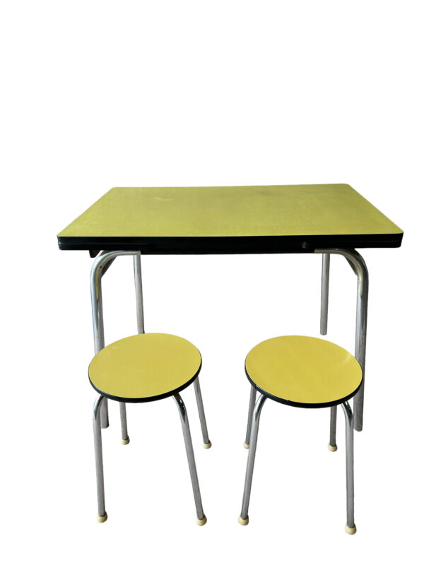 Table en formica et tabourets