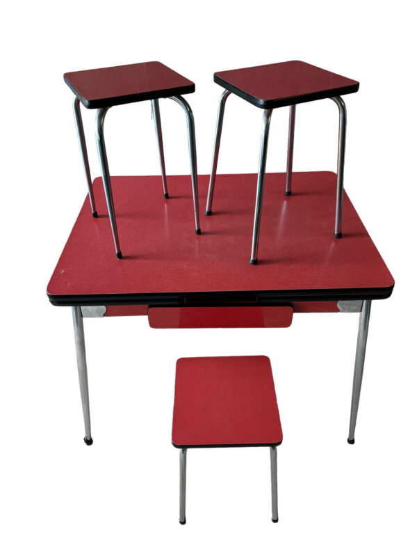 Table en formica rouge et tabourets