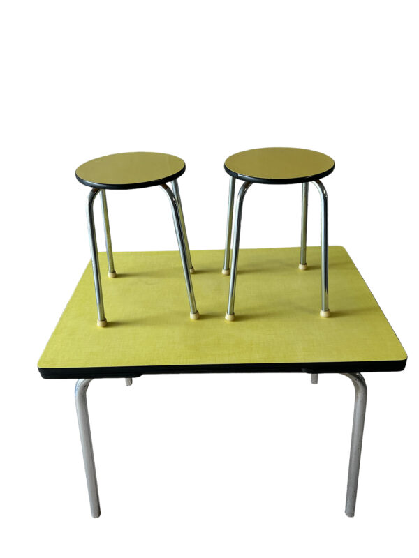 Table en formica et tabourets