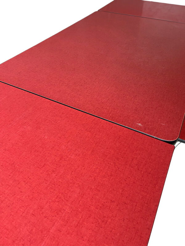 Table en formica rouge et tabourets