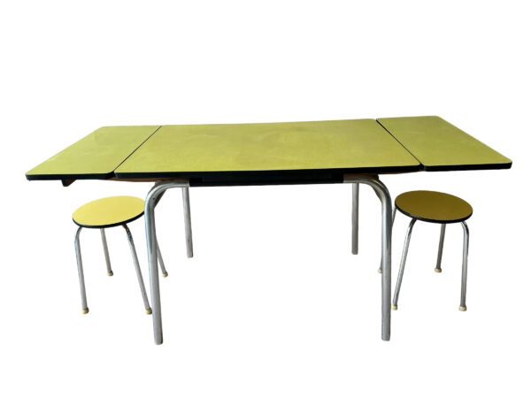 Table en formica et tabourets