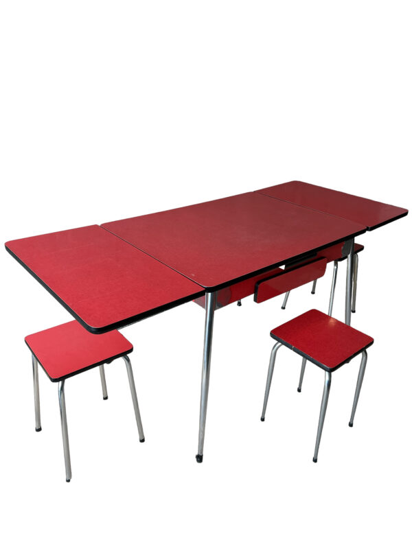 Table en formica rouge et tabourets