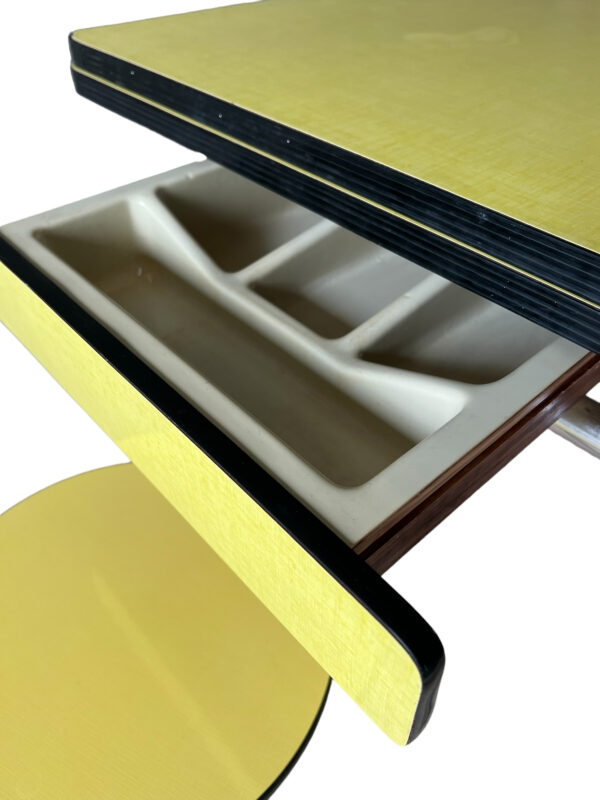 Table en formica et tabourets