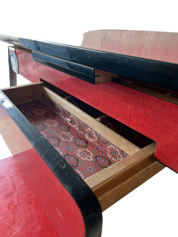 Table en formica rouge et tabourets