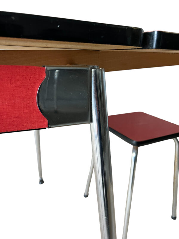 Table en formica rouge et tabourets