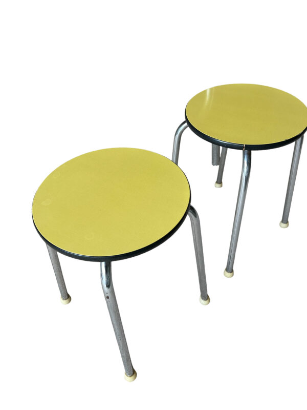 Table en formica et tabourets