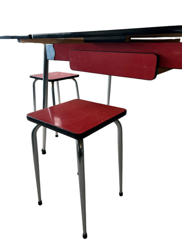 Table en formica rouge et tabourets