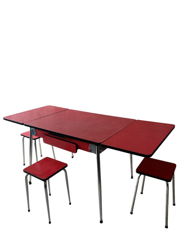 Table en formica rouge et tabourets