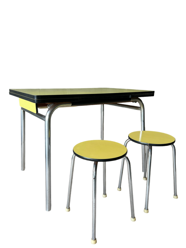 Table en formica et tabourets