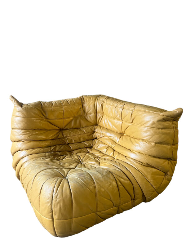 Canapé d'angle TOGO de la Ligne Roset en cuir jaune