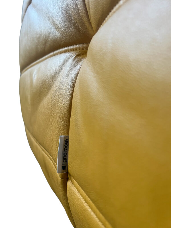 Canapé d'angle TOGO de la Ligne Roset en cuir jaune