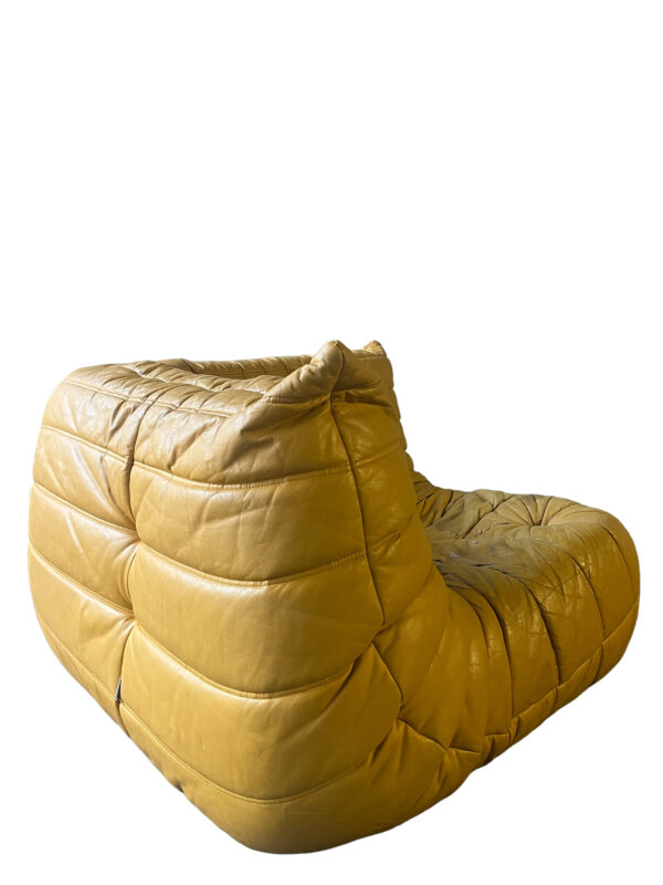 Canapé d'angle TOGO de la Ligne Roset en cuir jaune