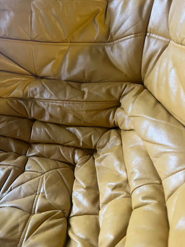 Canapé d'angle TOGO de la Ligne Roset en cuir jaune