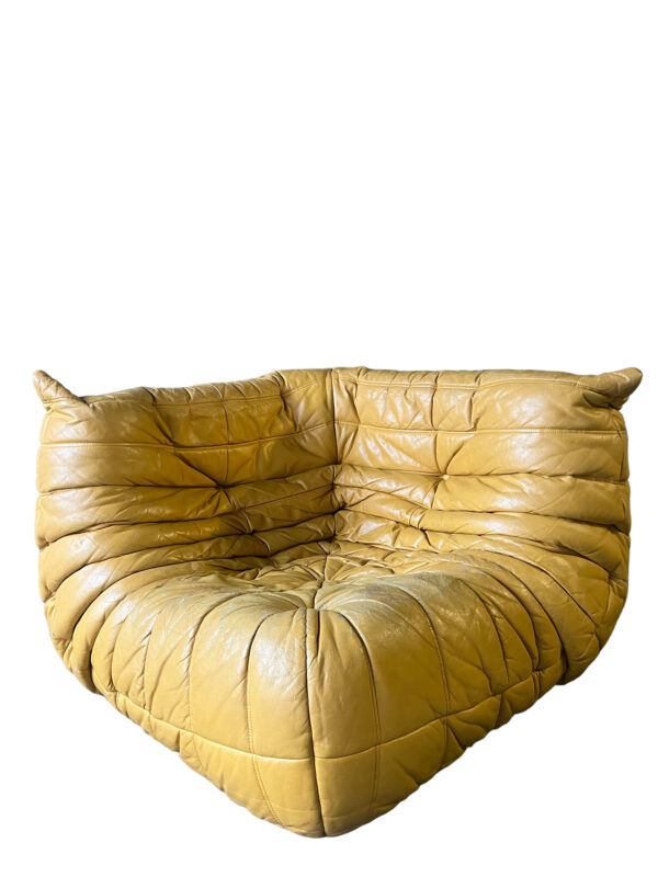 Canapé d'angle TOGO de la Ligne Roset en cuir jaune