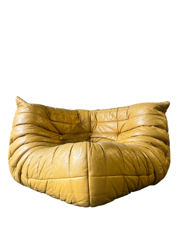 Canapé d'angle TOGO de la Ligne Roset en cuir jaune