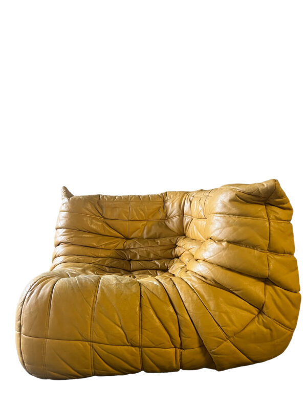 Canapé d'angle TOGO de la Ligne Roset en cuir jaune