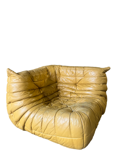 Canapé d'angle TOGO de la Ligne Roset en cuir jaune