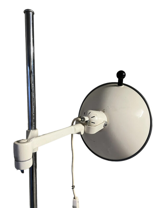 Lampe opératoire sur roulette