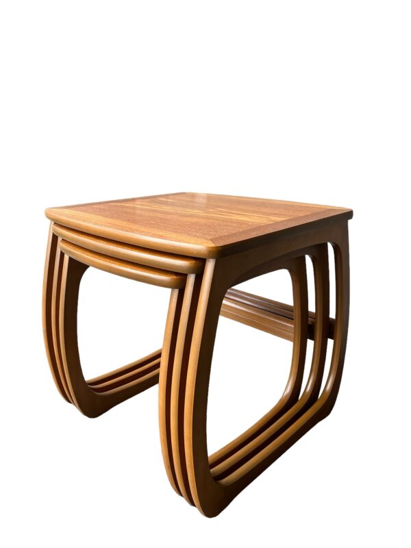 Tables gigognes par Nathan furniture