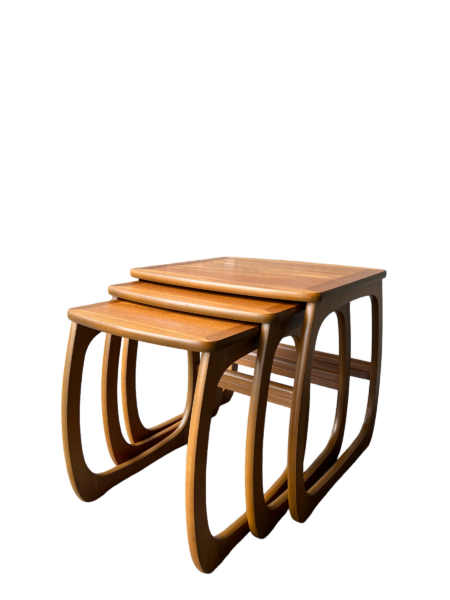 Tables gigognes par Nathan furniture