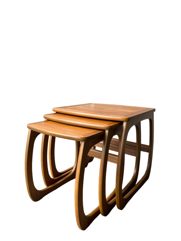 Tables gigognes par Nathan furniture