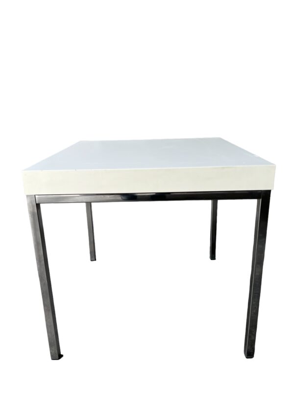 Table d’appoint au style moderniste