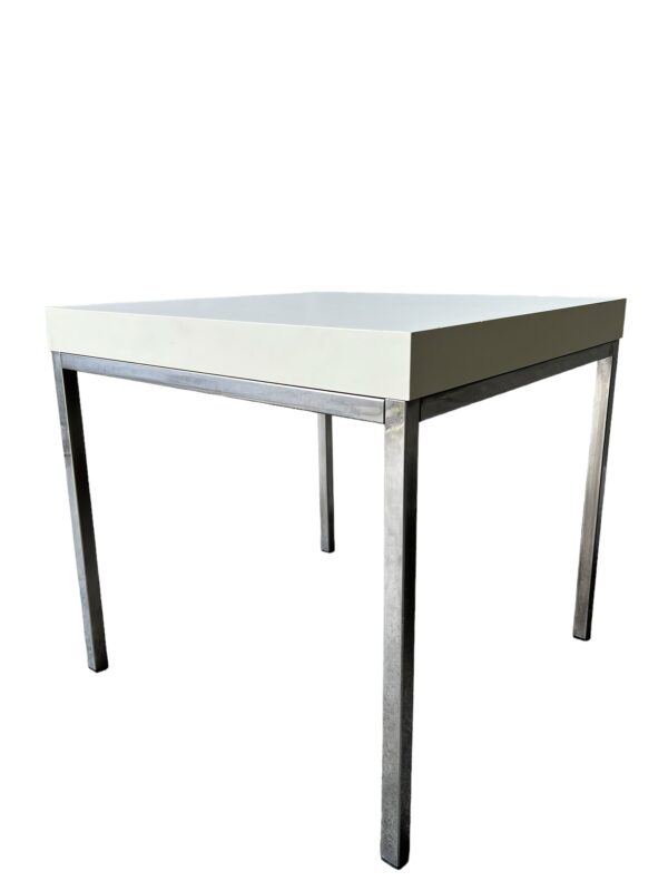 Table d’appoint au style moderniste