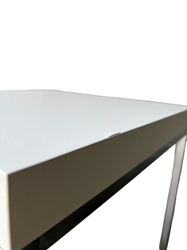 Table d’appoint au style moderniste