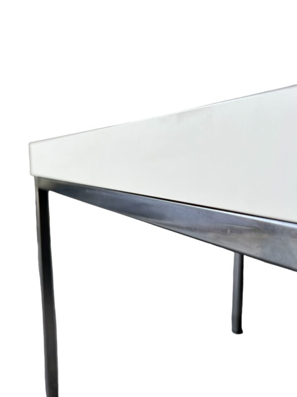 Table d’appoint au style moderniste