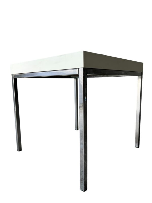 Table d’appoint au style moderniste