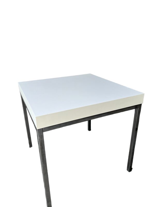 Table d’appoint au style moderniste