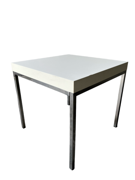 Table d’appoint au style moderniste