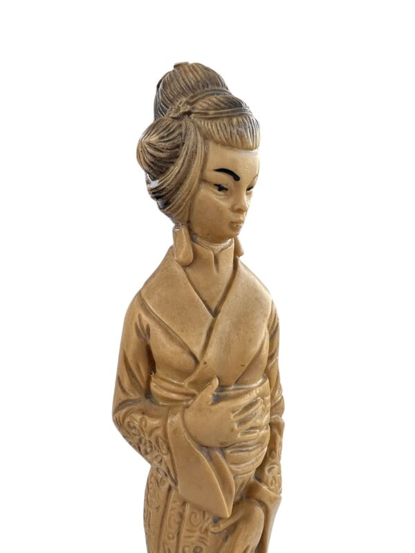 Statuette d'une femme japonaise