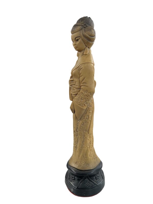 Statuette d'une femme japonaise