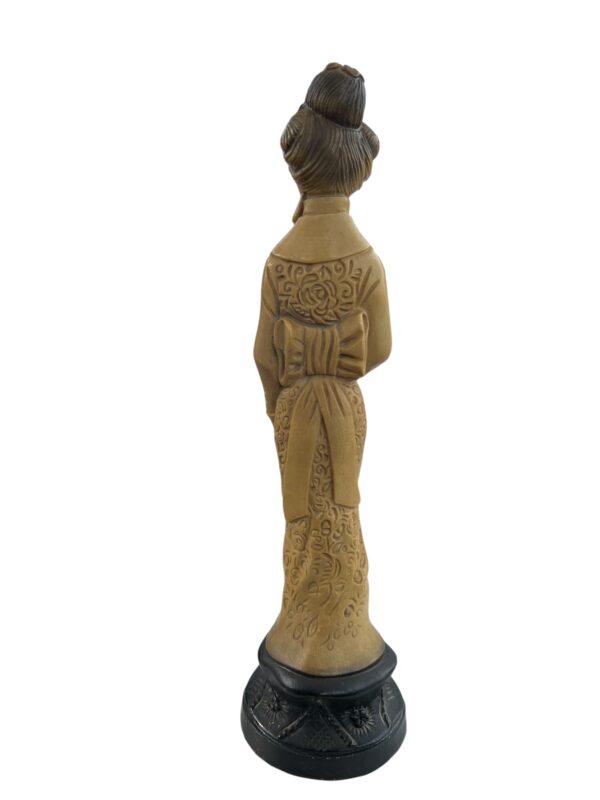 Statuette d'une femme japonaise