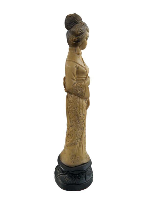 Statuette d'une femme japonaise