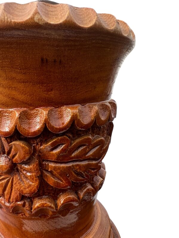 Vase ethnique en bois sculpté