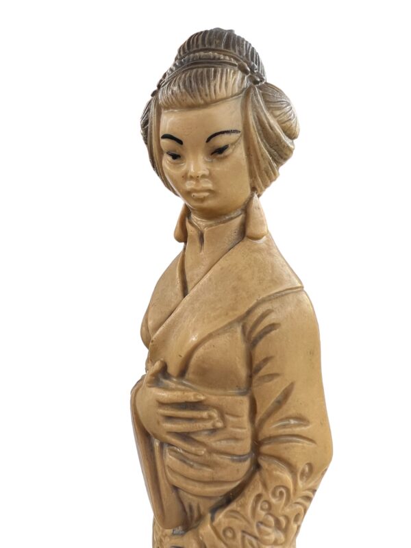 Statuette d'une femme japonaise