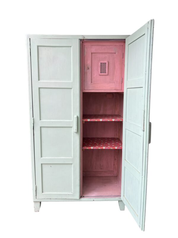 Armoire parisienne