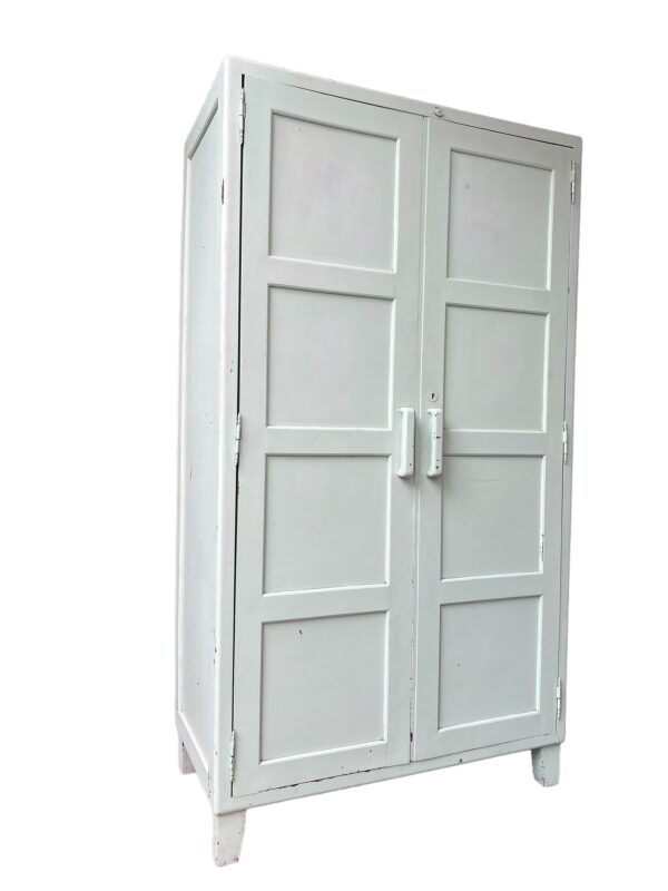 Armoire parisienne