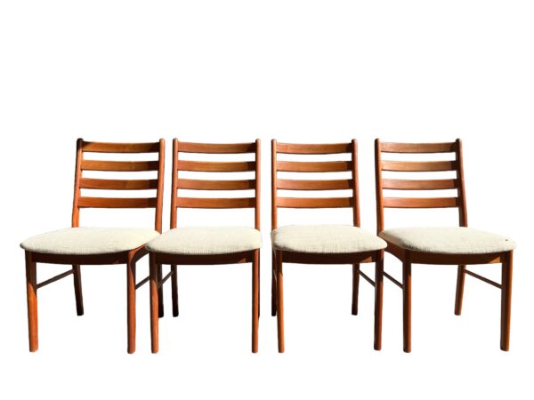 4 chaises scandinaves en teck massif