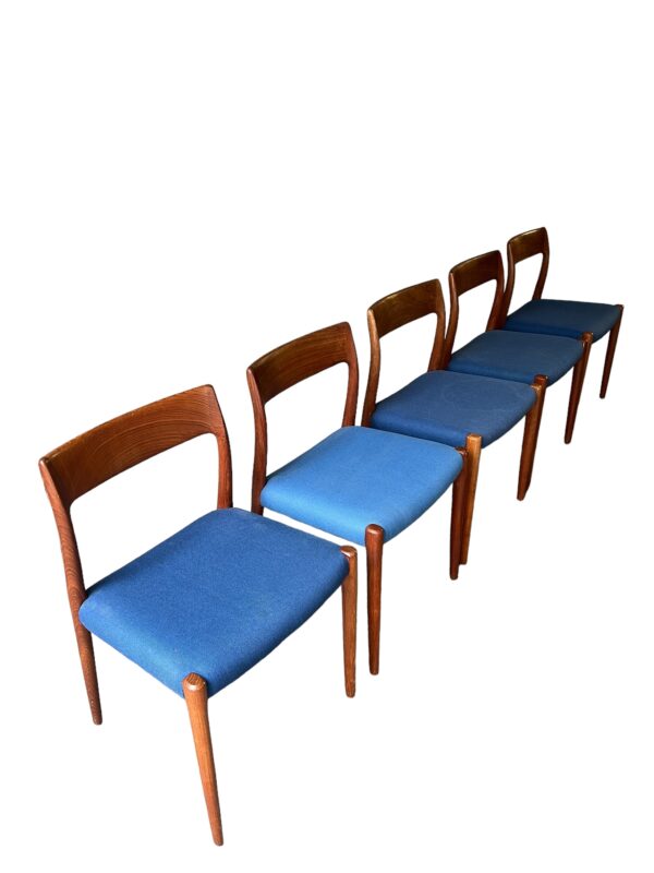 Serie de 5 chaises de Niels Otter Moller, model 77