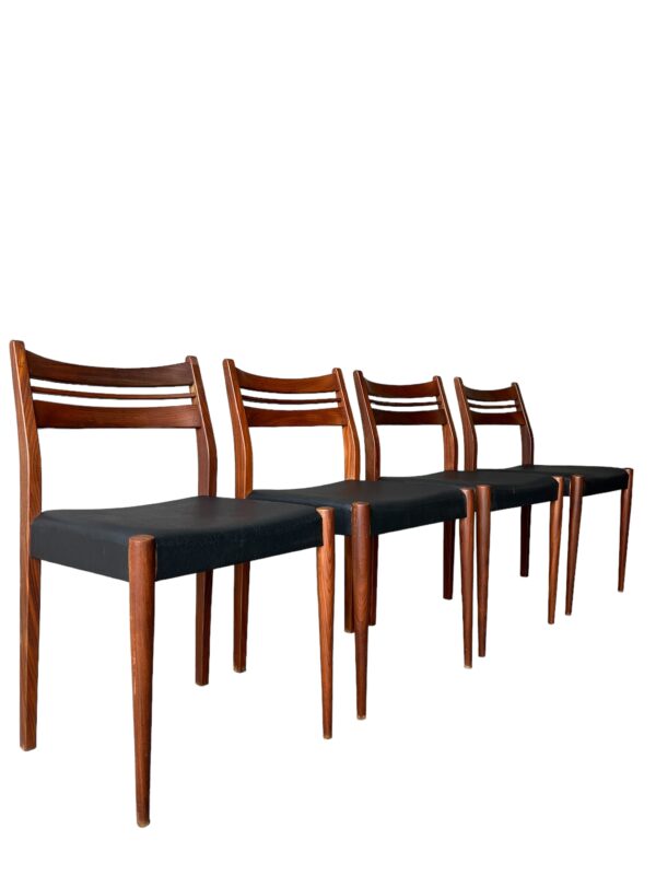 Série de 4 chaises scandinaves en teck