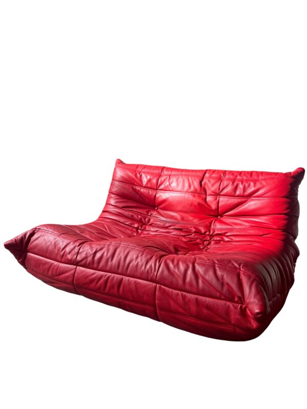 canapé 2 places en cuir rouge togo, ligne roset, bonne condition