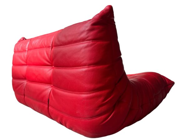 canapé 2 places en cuir rouge togo, ligne roset, bonne condition