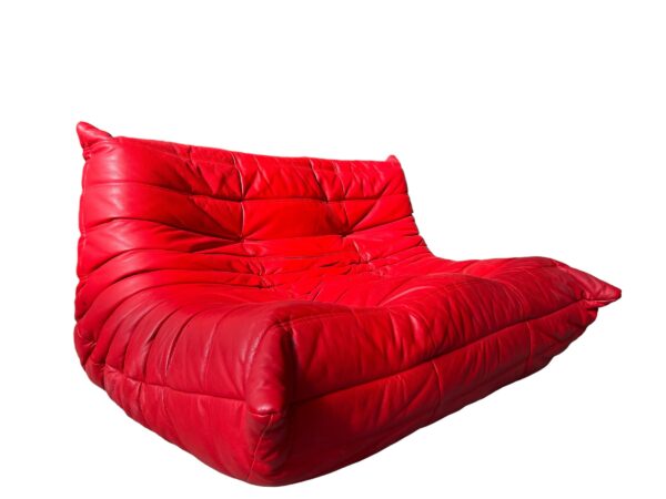 canapé 2 places en cuir rouge togo, ligne roset, bonne condition