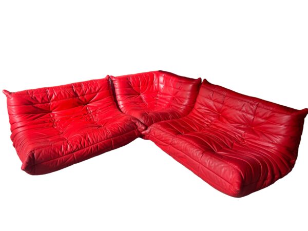 Ensemble de 3 canapés en cuir rouge togo, ligne roset