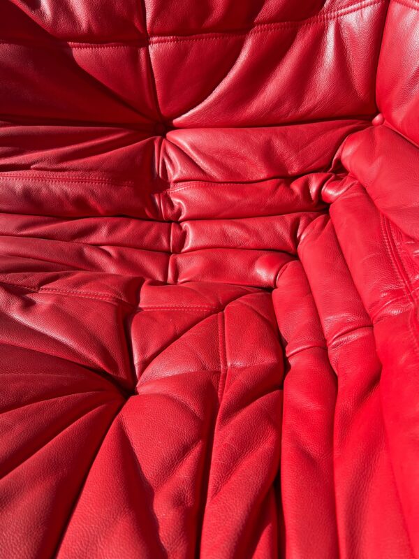 canapé d'angle en cuir rouge togo, ligne roset