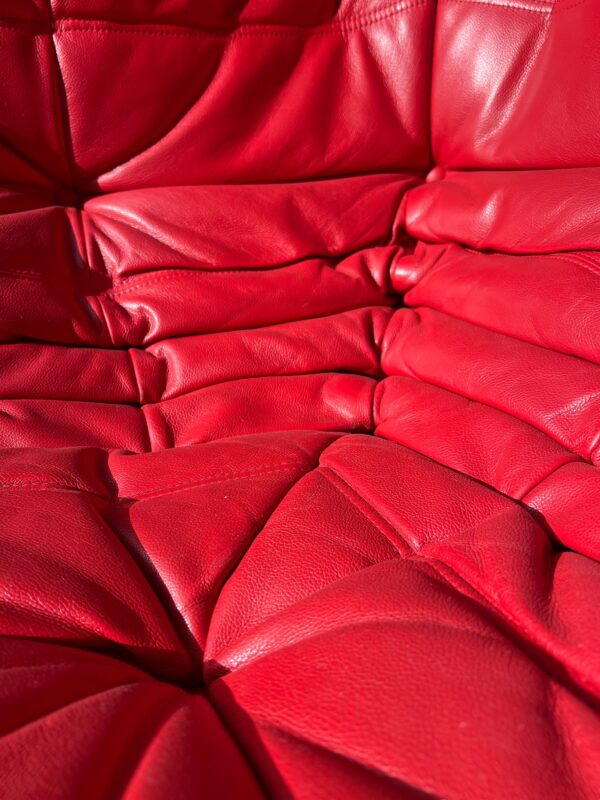 canapé d'angle en cuir rouge togo, ligne roset